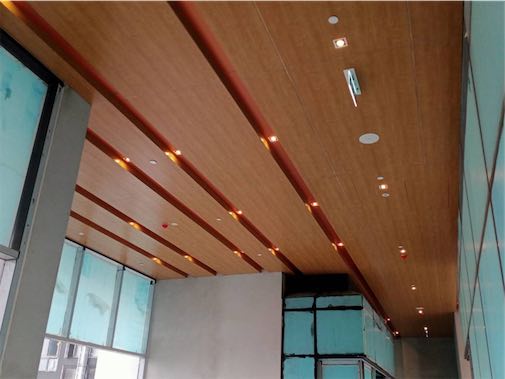 ฝ้าเพดานติดตั้งแผ่นอลูมิเนียมคอมโพสิตลายไม้ สวยธรรมชาติ