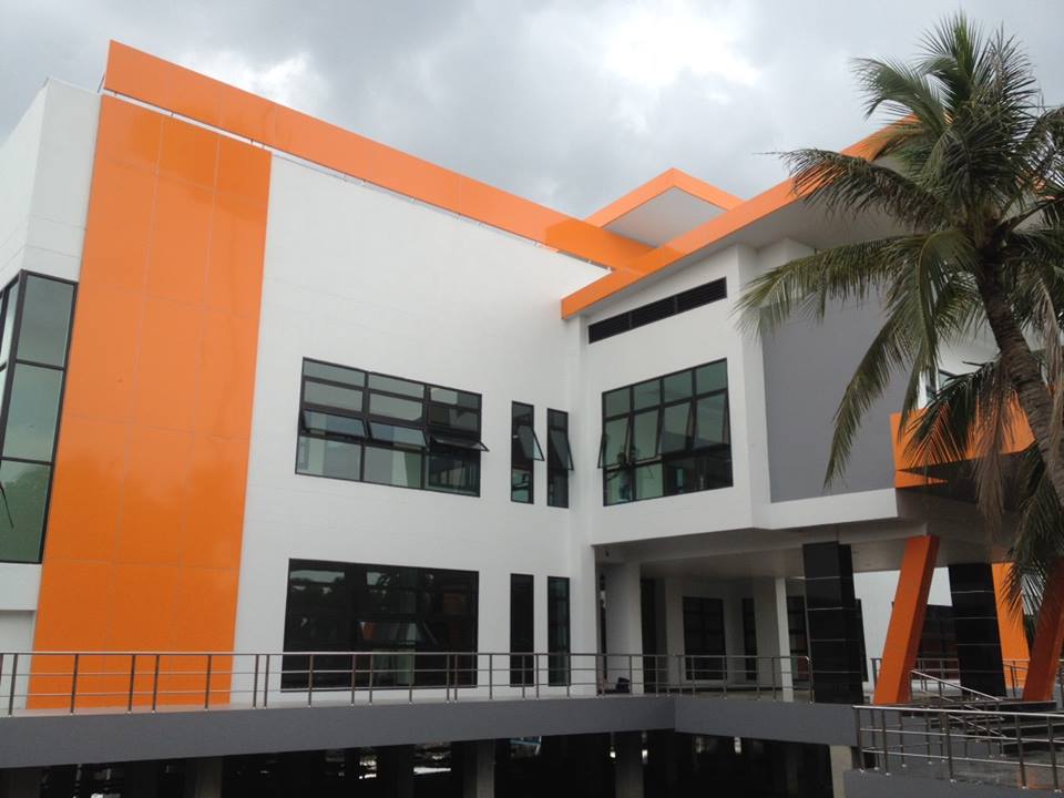 แผ่นคอมโพสิต นำไปตกแต่งติดตั้ง ผนังอาคาร ขอบหลังคา งานหุ้มเสา