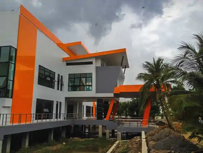 แผ่นคอมโพสิต นำไปตกแต่งติดตั้ง ผนังอาคาร ขอบหลังคา งานหุ้มเสา