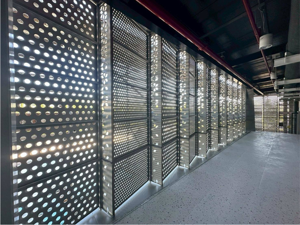 แผ่นอลูมิเนียมคอมโพสิตฉลุลาย ช่วยกรองแสงและลดความร้อน