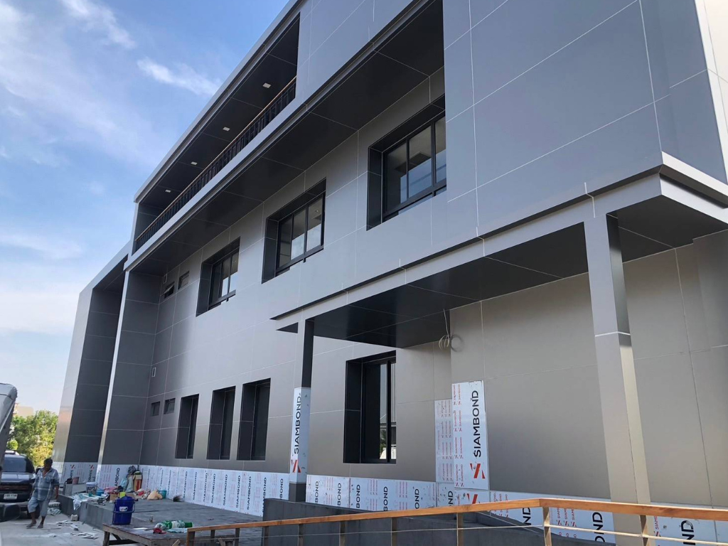 ติดตั้งแผ่นอลูมิเนียมคอมโพสิต อาคารสำนักงาน นครปฐม