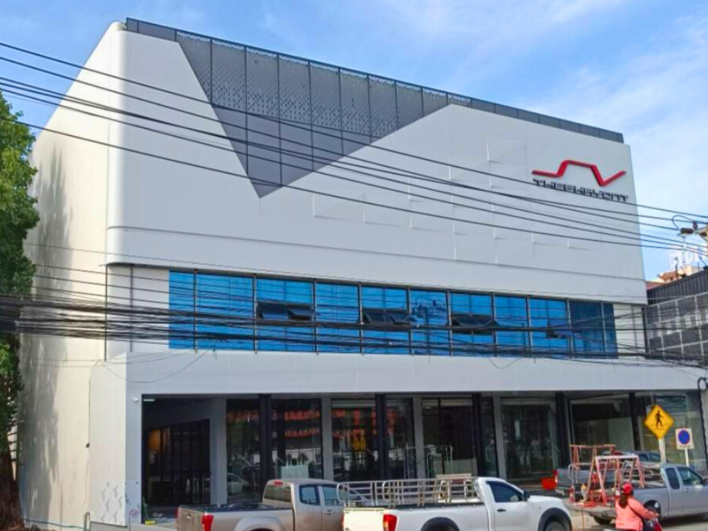 ใช้แผ่นอลูมิเนียมคอมโพสิต ตกแต่งอาคารพาณิชย์เป็นโชว์รูมรถ สมุทรปราการ