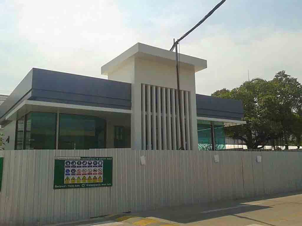 สำนักงานโชว์รูม ติดตั้งขอบหลังคาแผ่นคอมโพสิต สมุทรปราการ