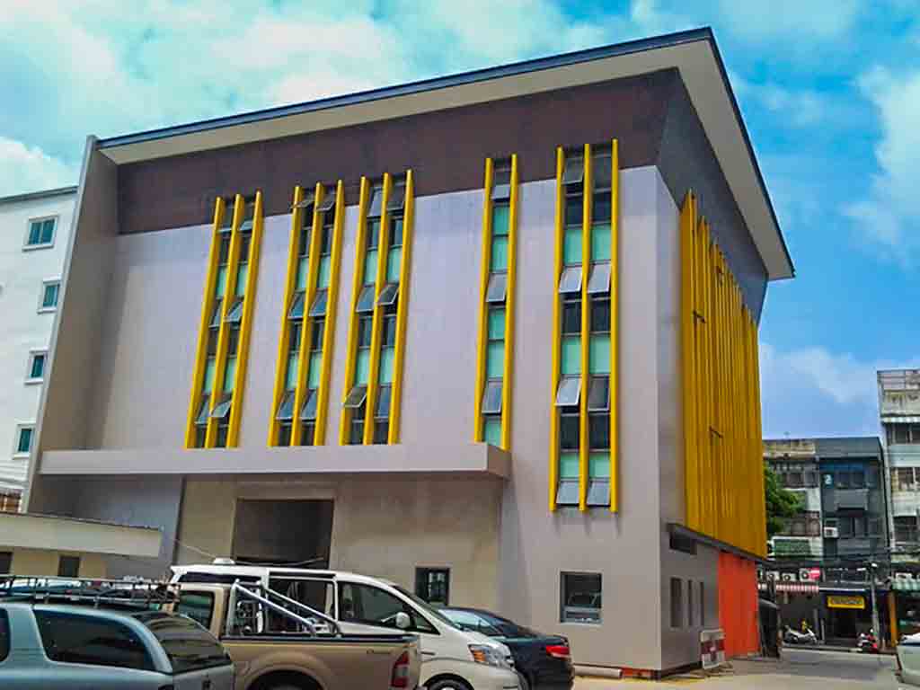 อาคารที่ใช้ตกแต่งติดตั้งด้วยแผ่นคอมโพสิตสีเทา และใช้สีเหลืองทำเป็นครีบเส้นหลายเส้น ตัดกับสีเทาได้อย่างลงตัว สวยงาม